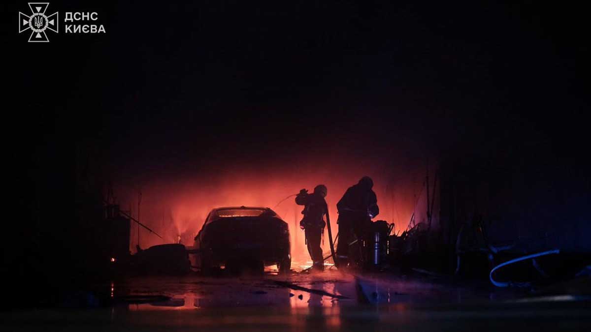 Пожежники на тлі палаючого гаража