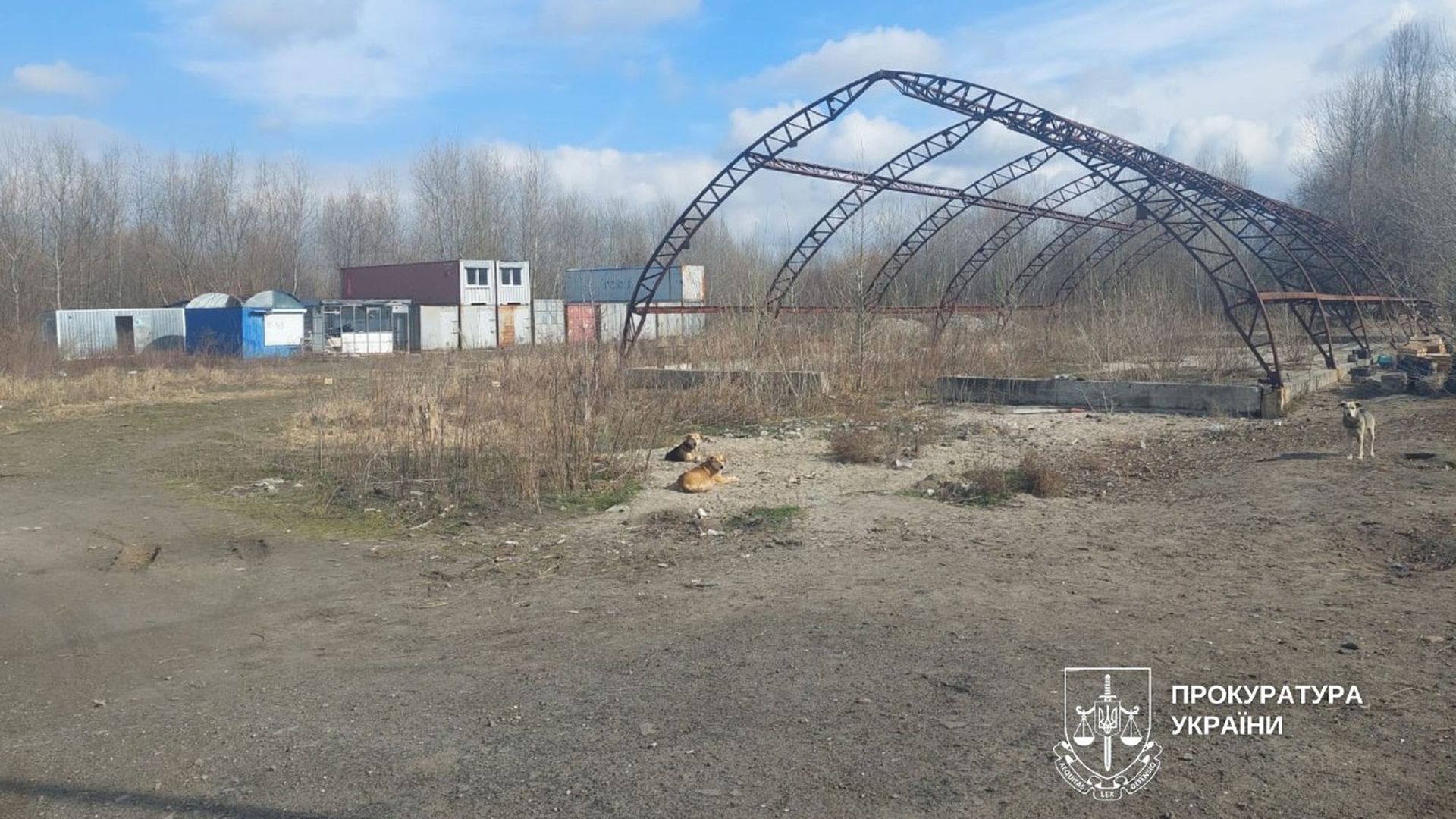 Занедбана територія з металевим каркасом недобудованої споруди