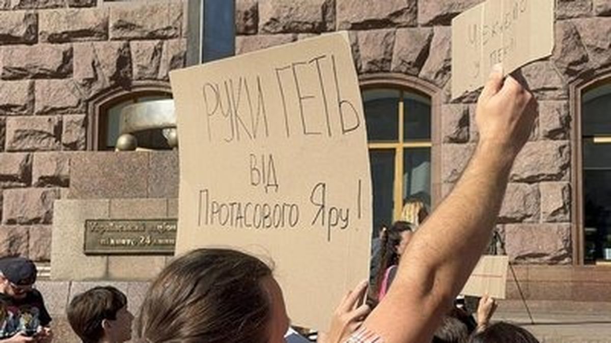 Акція протесту біля Київради з плакатами «Руки геть від Протасового Яру!»