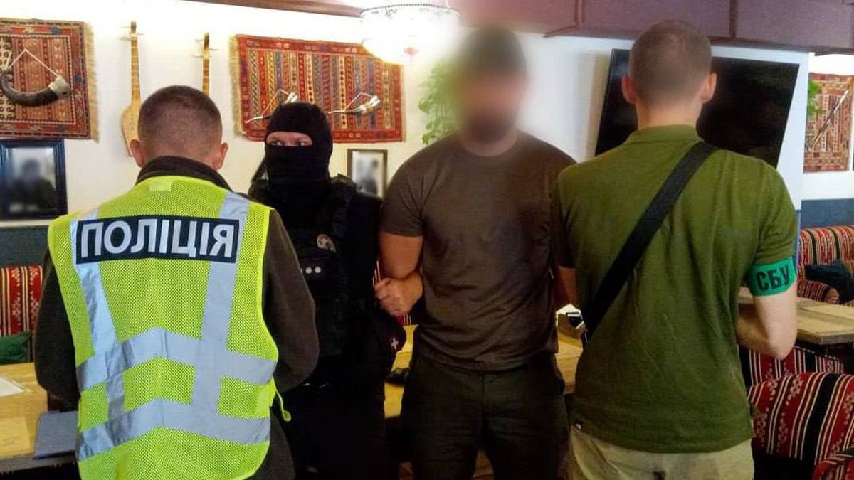 Поліцейські та співробітники СБУ затримують чоловіка під час спецоперації