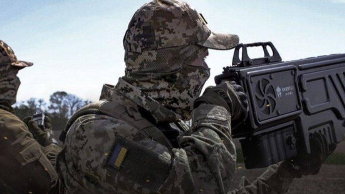 українські військові у камуфляжі використовують антидронову гвинтівку