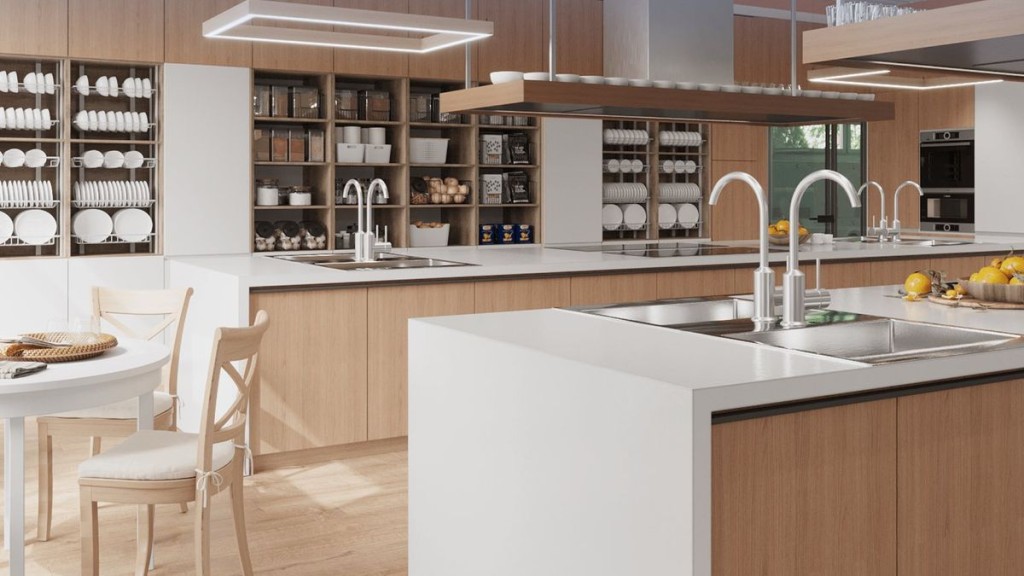 Простора сучасна кухня з дерев’яними шафами, білими стільницями та полицями з посудом і продуктами