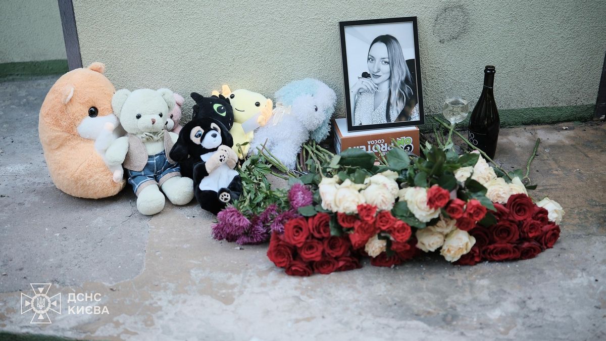Меморіал із іграшками, квітами і фотографією для вшанування пам’яті загиблих у Києві.