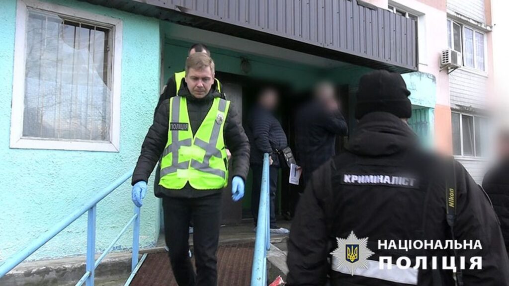 Поліцейські та криміналісти працюють біля під’їзду житлового будинку