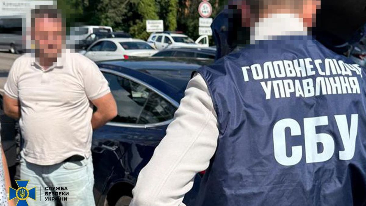 Затримання підозрюваного співробітниками СБУ у Києві біля зупинки транспорту.