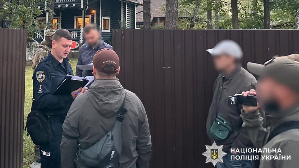 Скандал у МЗС: чиновника затримали за продаж українських паспортів росіянам Чотири працівники поліції стоять біля приватного будинку і вручають підозру чоловіку, один з них знімає на камеру все, що відбувається