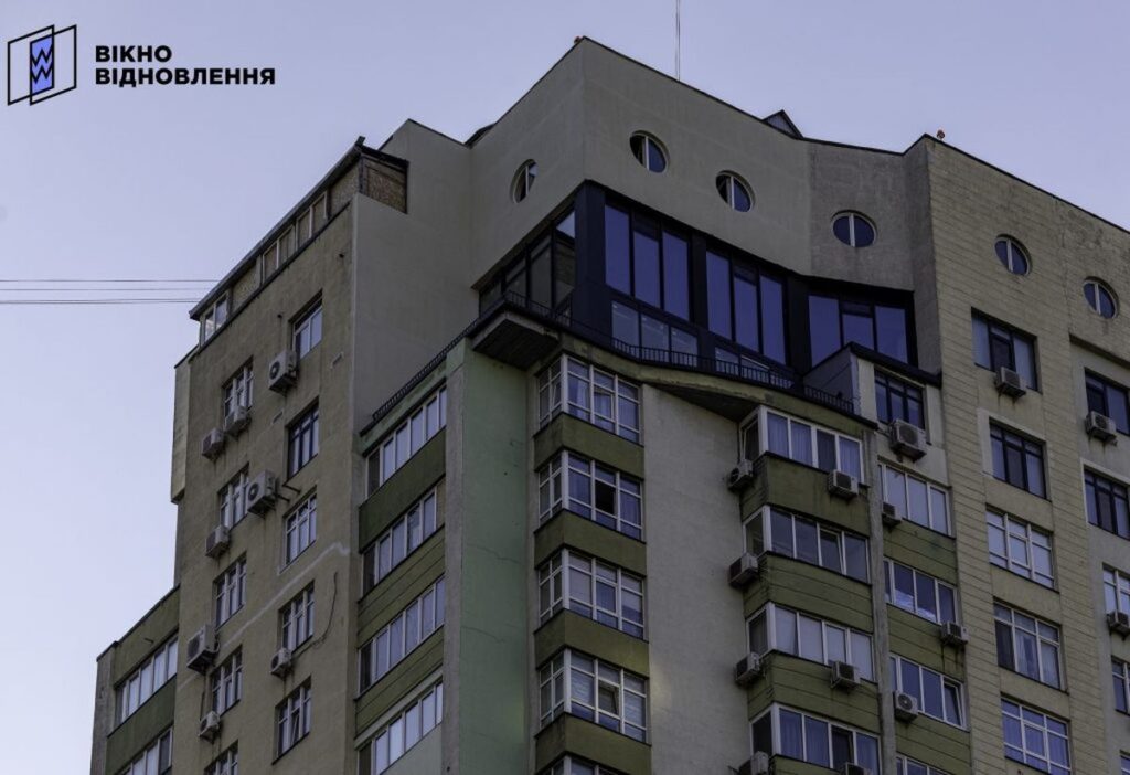 Будинок на Лобановського відновили після удару «Шахеда»: мешканці самі облаштували укриття й пандус