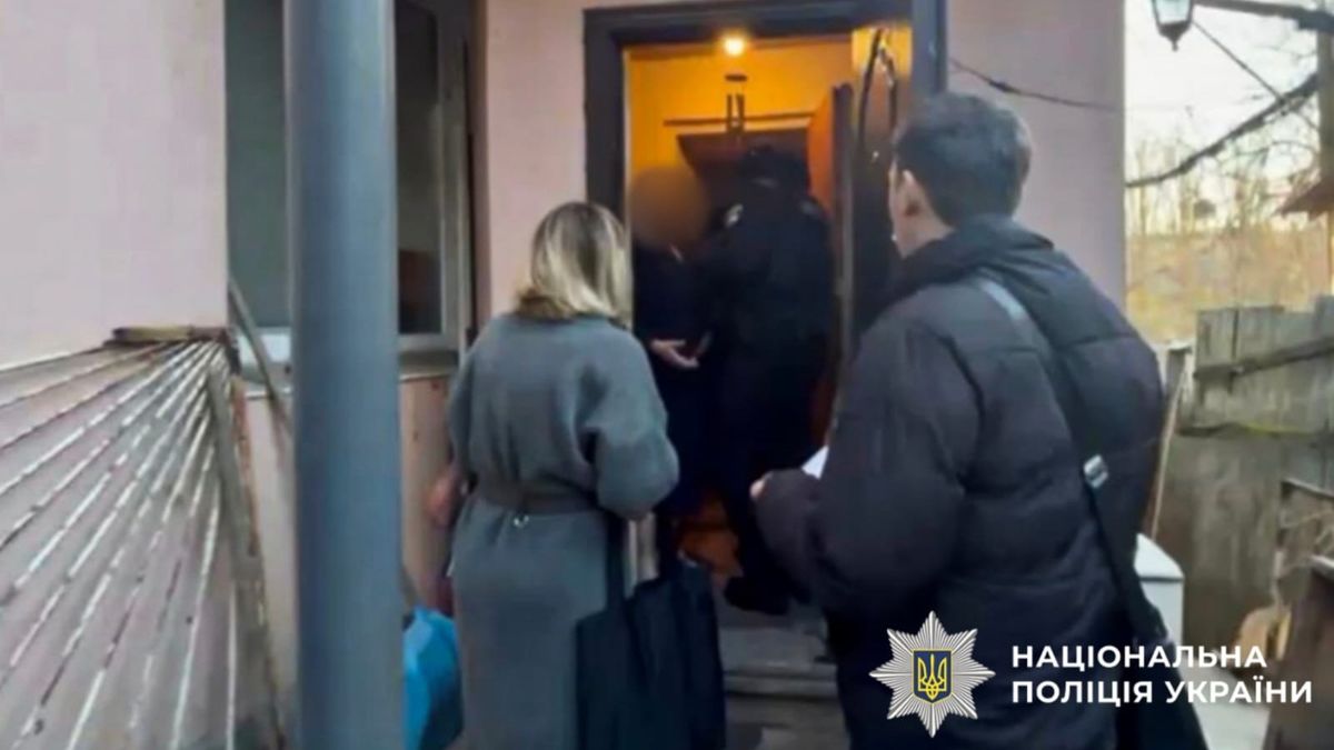 Відвідування поліцією будинку, затримання підозрюваного, зображення українських поліцейських на місці події, Київ, Україна.