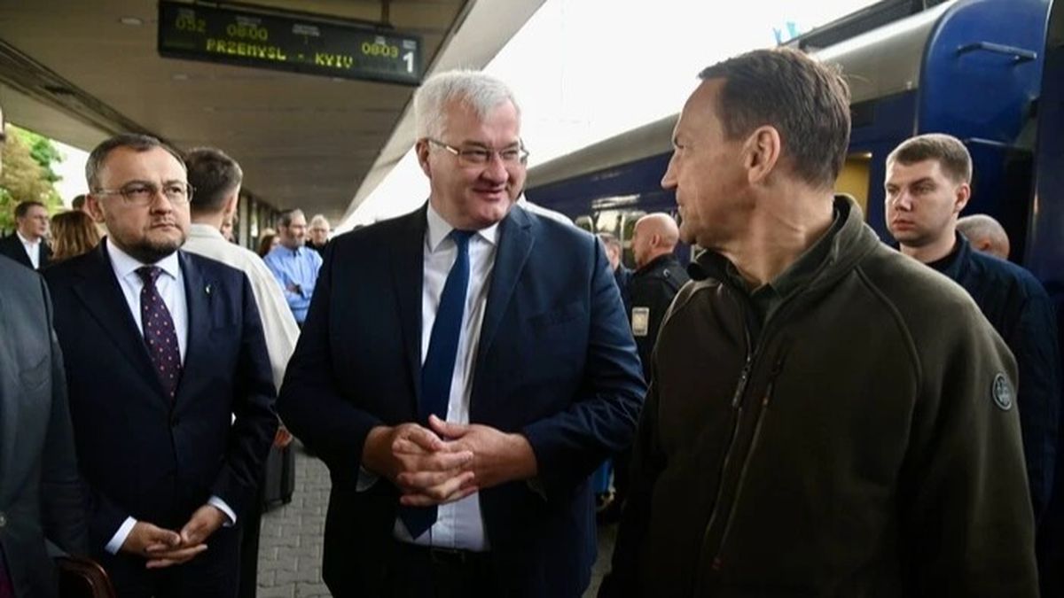 Делегація зустрічається на пероні київського вокзалу, позаду синьо-жовтий потяг