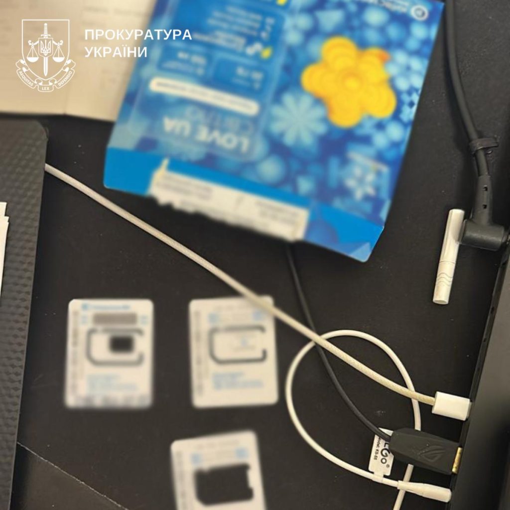 На столі кілька SIM-карт та смартфон