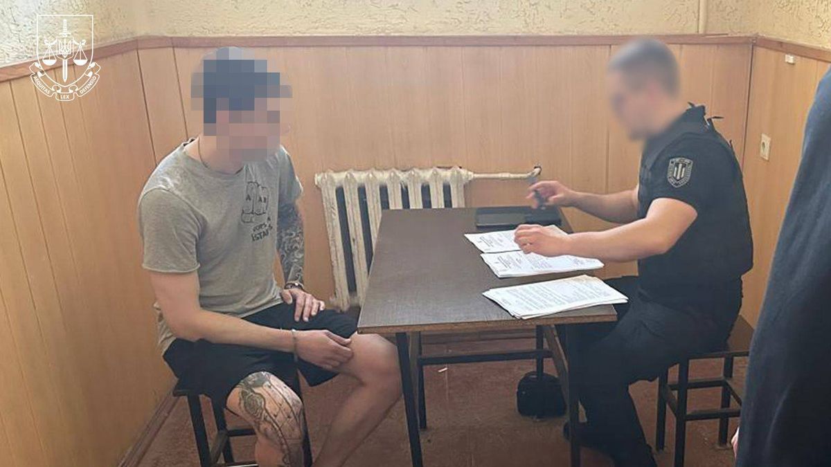 Затримання молодика поліцією під час дозвілля в приміщенні для співбесід. Офіцер перевіряє документи та веде бесіду з підозрюваним, який сидить з боку столику в невеликому кабінеті.