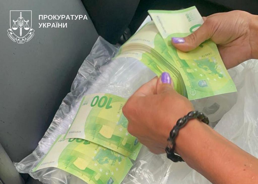 У Києві викрили схему ухилення від служби: $2 тис. за зняття з розшуку та 15 тис. євро за фіктивне працевлаштування