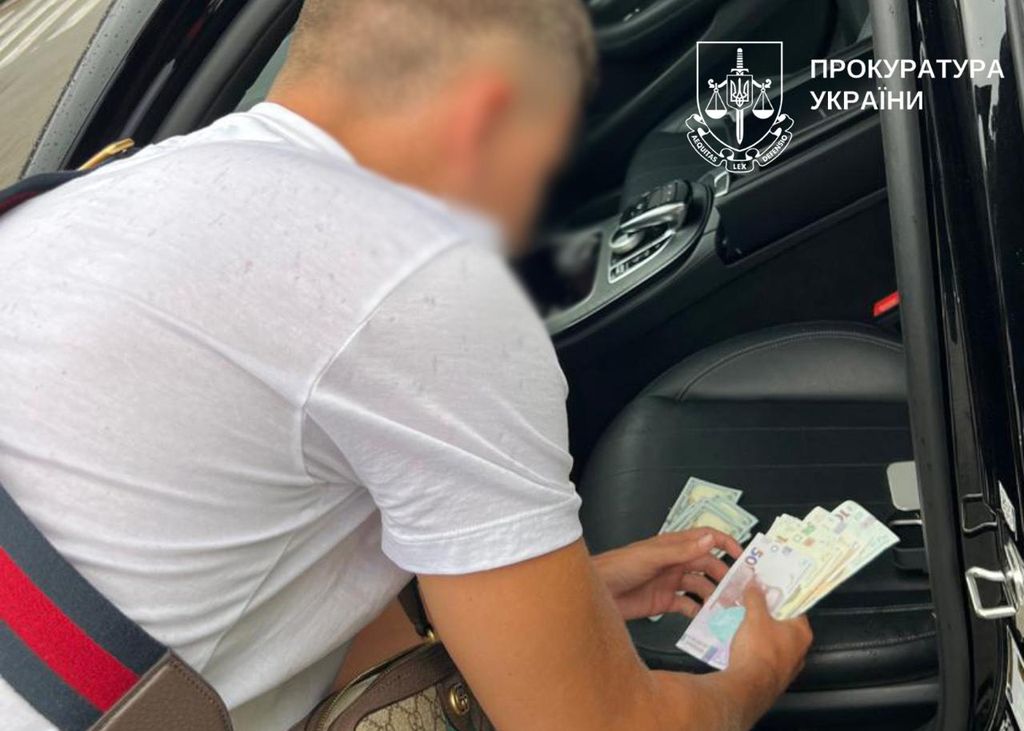 У Києві викрили схему ухилення від служби: $2 тис. за зняття з розшуку та 15 тис. євро за фіктивне працевлаштування
