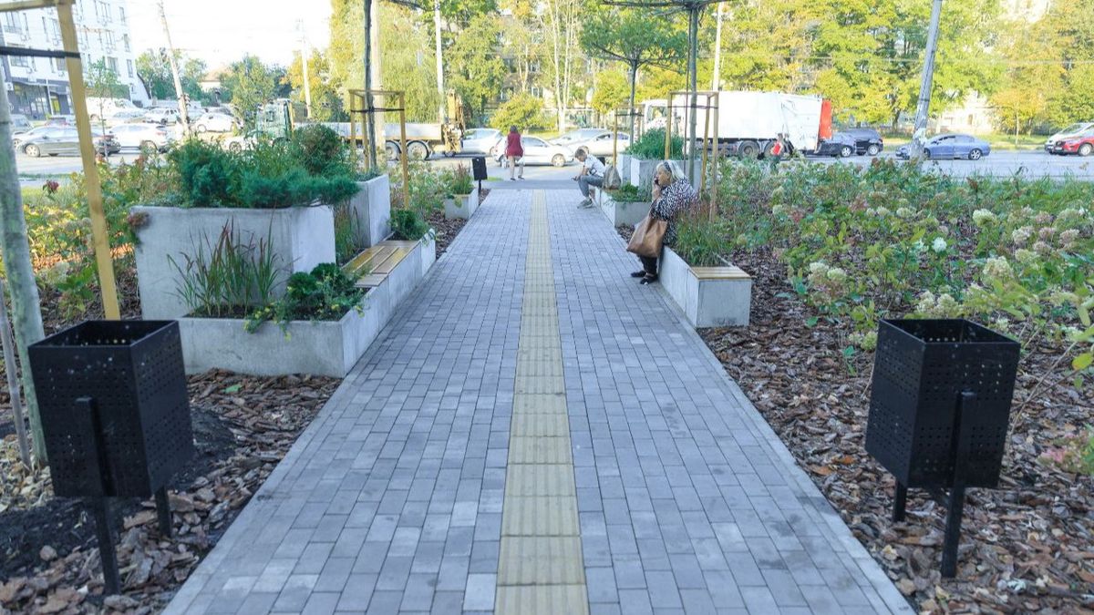 Оновлений сквер у місті: вимощена плиткою доріжка з тактильною лінією для людей з вадами зору