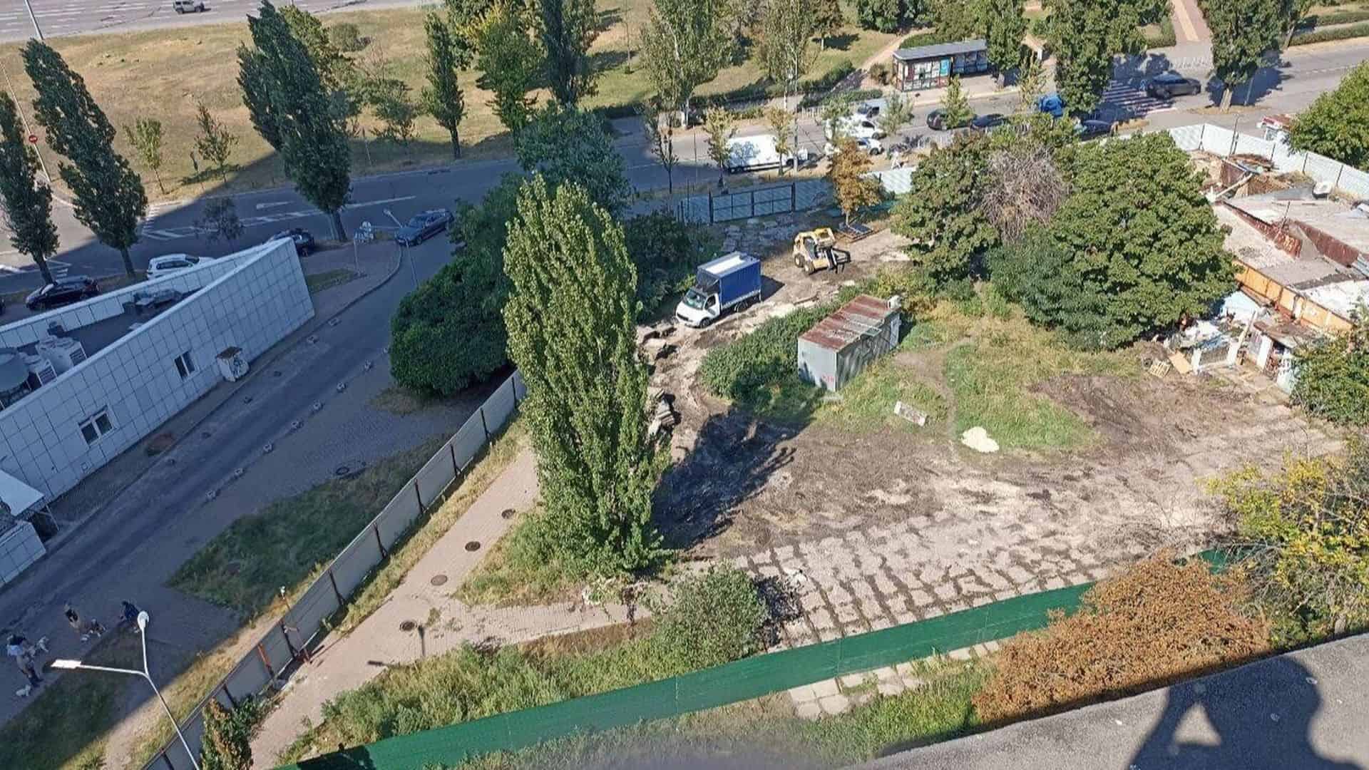 Місце забудови у дворі біля проспекту Тичини в Києві