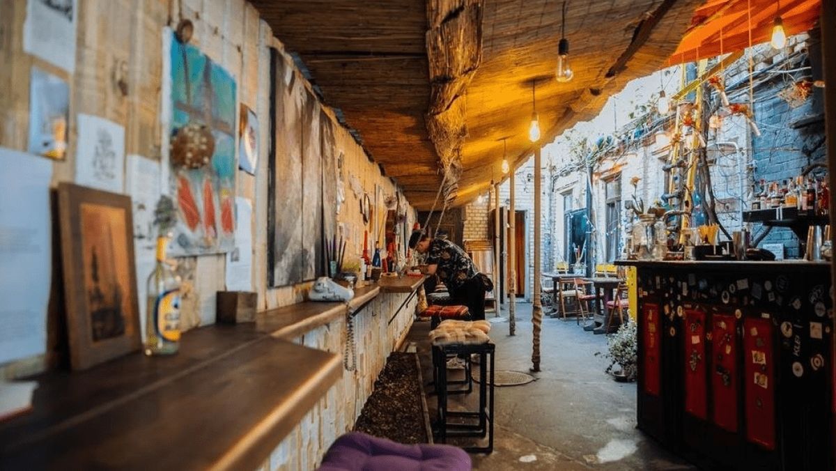 Атмосферний бар із дерев’яними стінами, низьким дахом та тьмяним освітленням