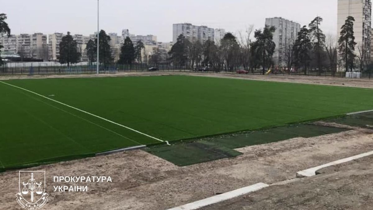 Недобудоване футбольне поле з штучним зеленим покриттям