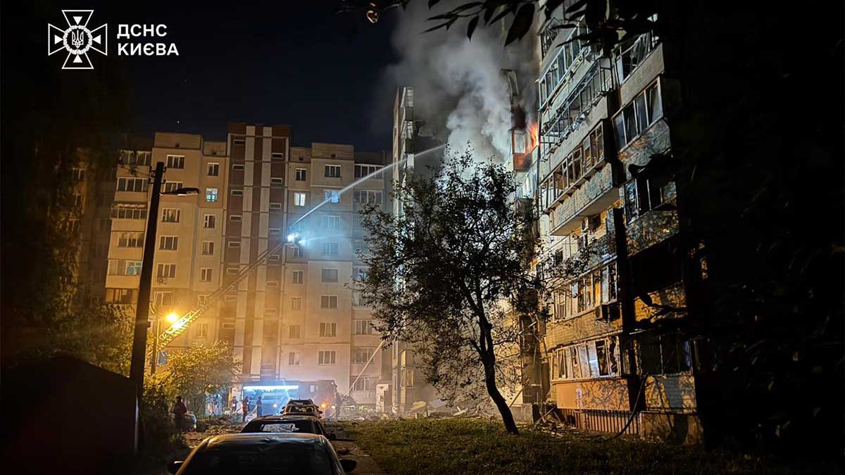 Пожежа у багатоповерховому будинку у Києві, пожежники гасили вогонь, дим і полум'я на верхніх поверхах, затримки через складну ситуацію на місці - новини Києва.