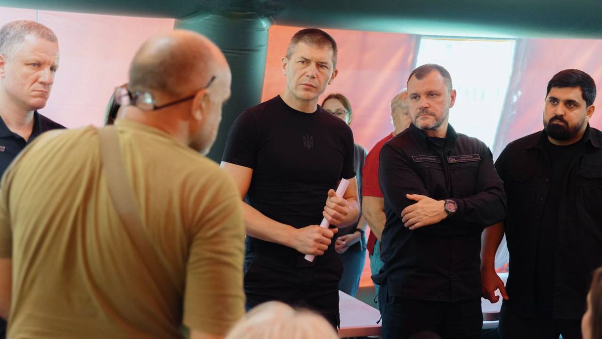 У Дарницькому районі подали понад 300 заяв на допомогу після атаки РФ новіки києва політична зустріч обговорення стратегій місто майбутнє група людей на конференції кияни ukrainian leaders.