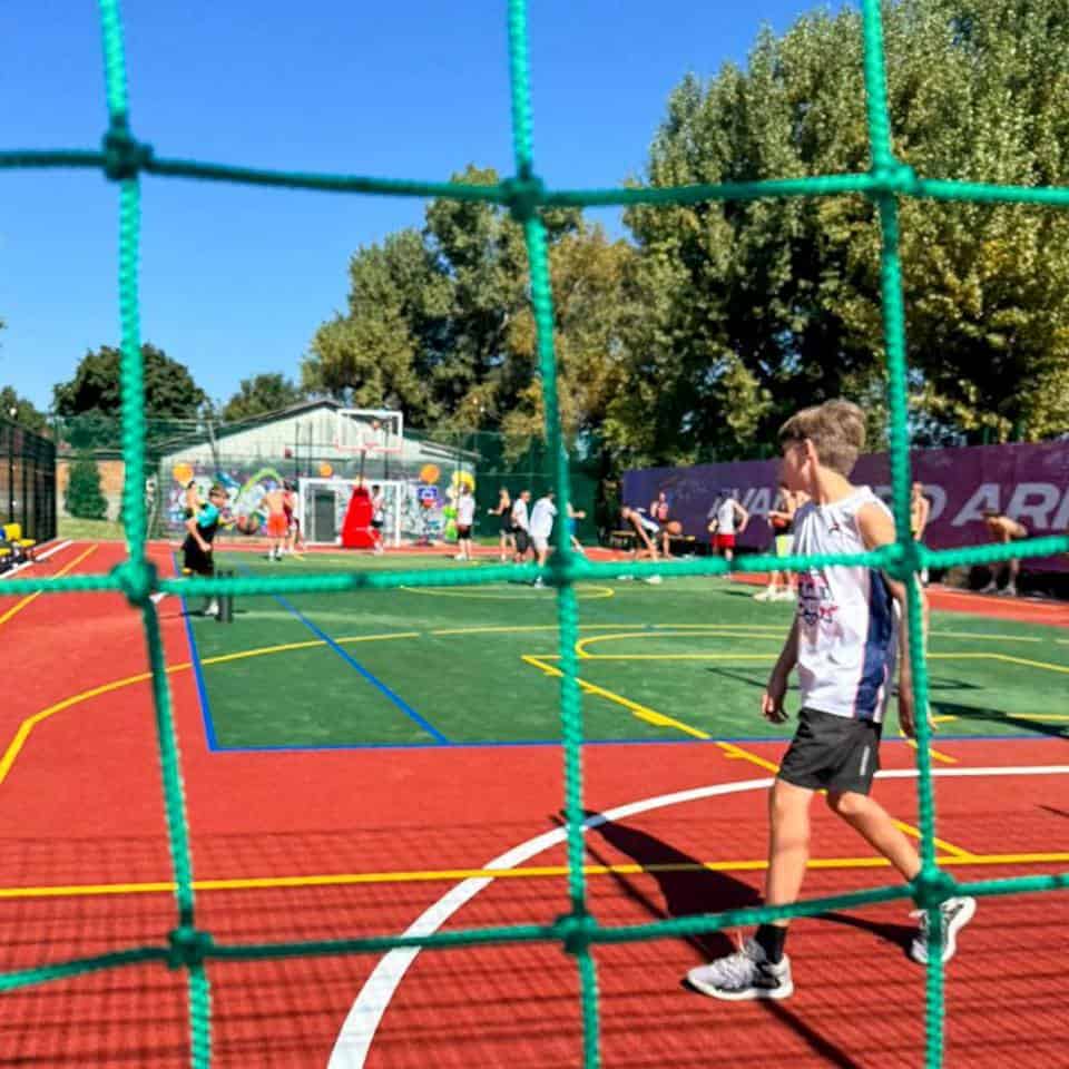 На Трухановому острові відкрили оновлений спортивний майданчик для дітей і молоді