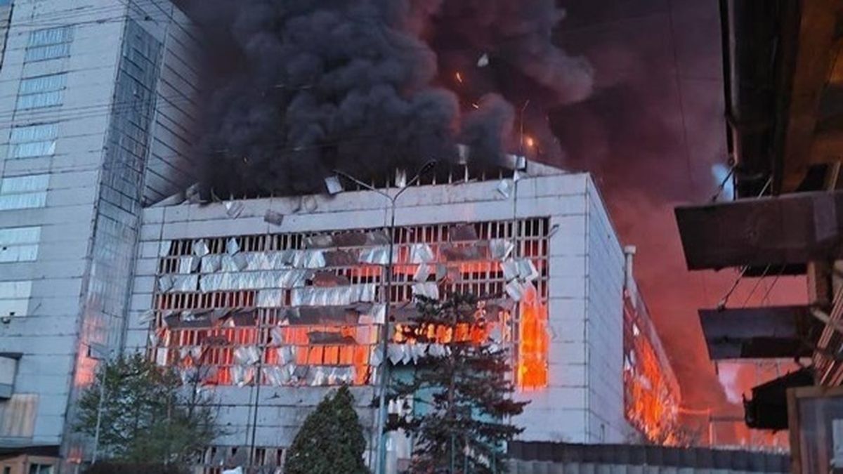 Велика будівля у вогні після обстрілу: вікна вибиті, крізь них вириваються полум’я