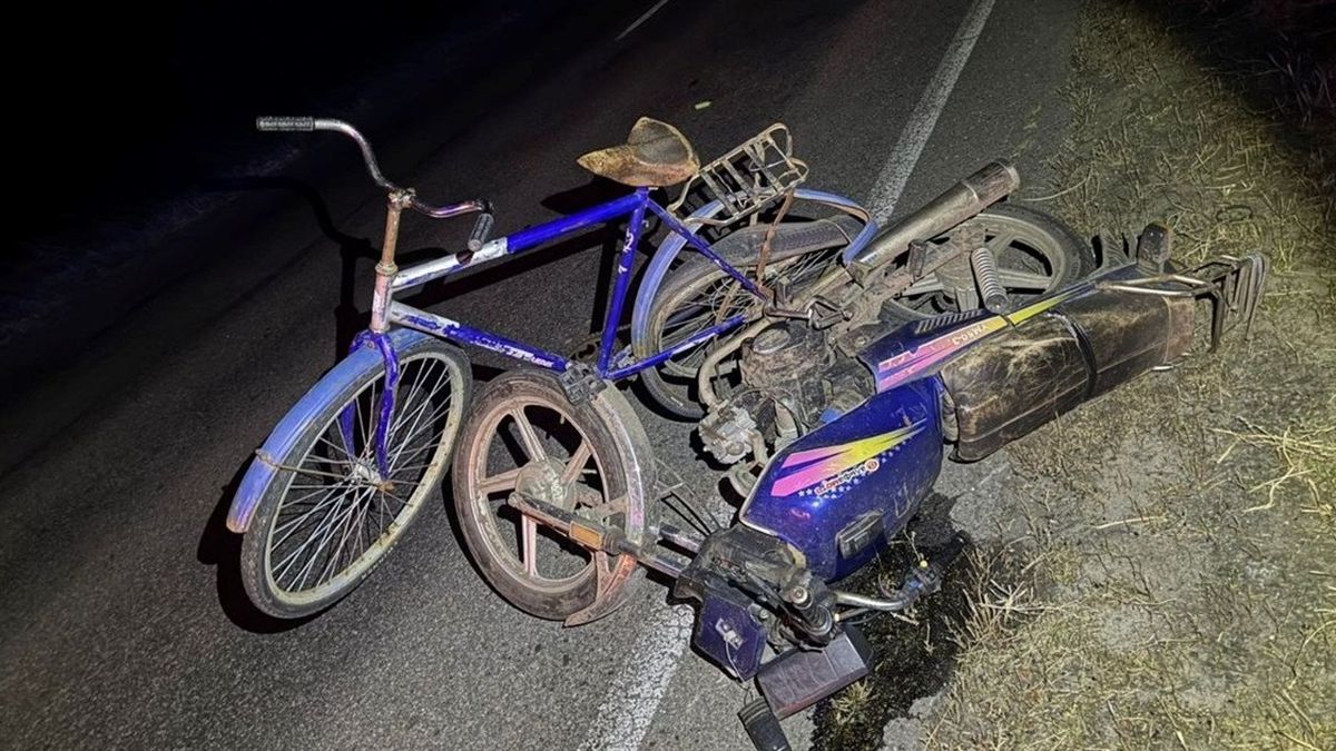 На дорозі вночі лежать пошкоджений велосипед і мопед після зіткнення