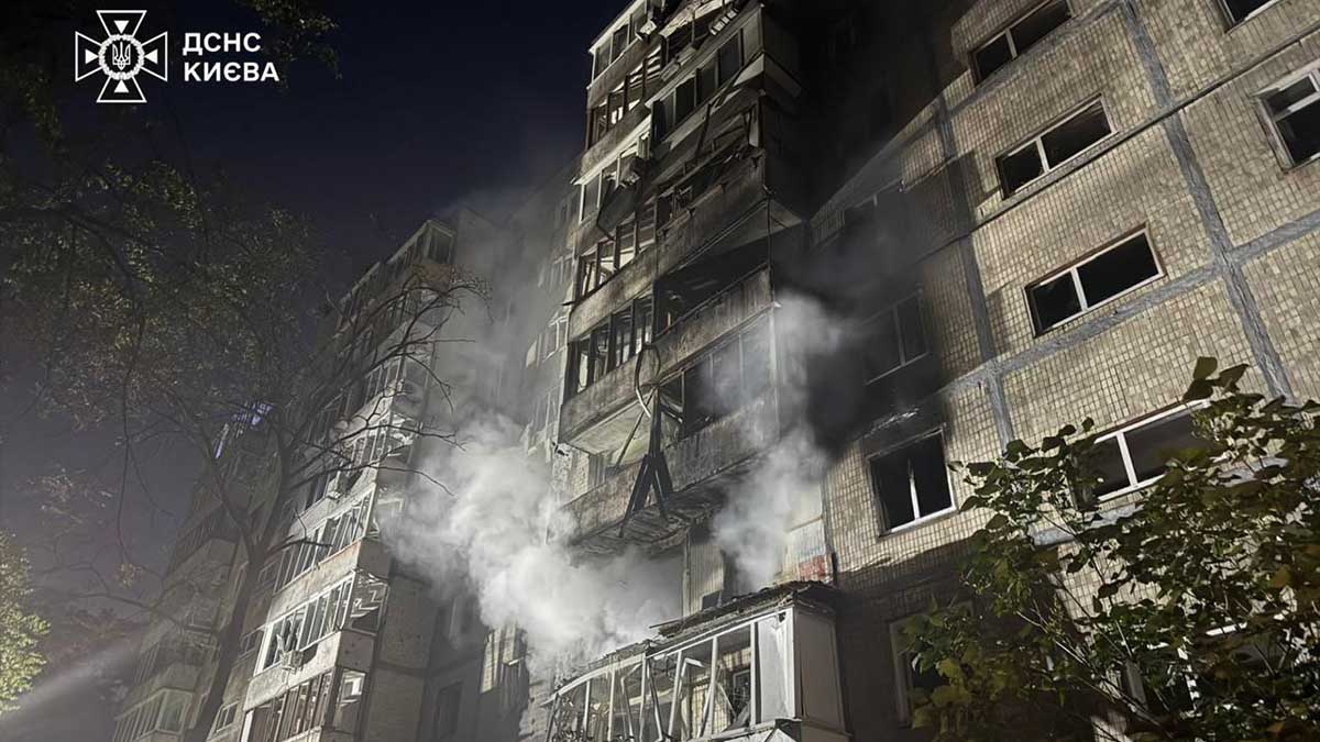 Вогонь знищив верхні поверхи житлового багатоповерхового будинку у Києві, рятувальники гасили пожежу вночі.