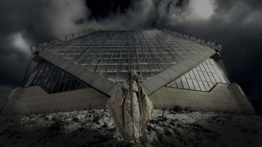 Зростання напруженості над Києвом на тлі темного хмарного неба і сучасна архітектура будівлі, що повторює форму кристалу, створюють напружену атмосферу ганебної погоди та обстановки у центрі міста.