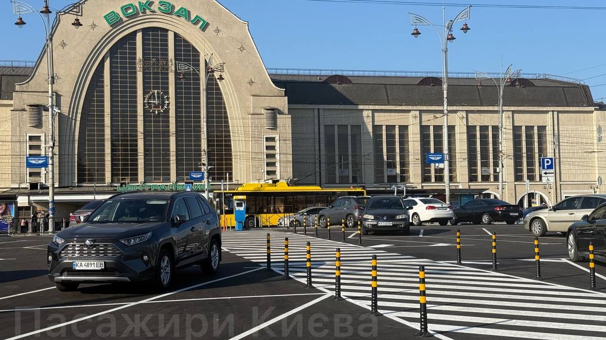 Вокзал Київ, сучасна архітектура залізничного вокзалу з великим скляним фасадом та рухом транспортних засобів перед входом.