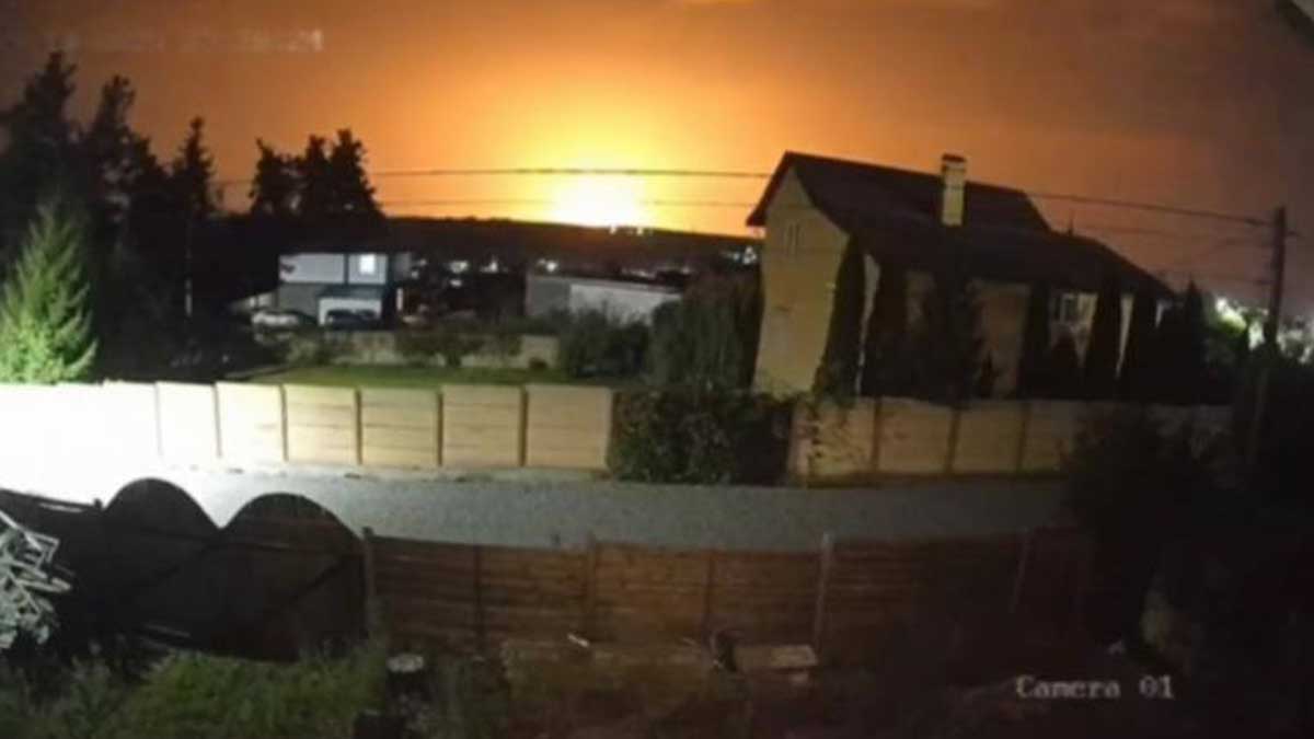 зарево на фоні одноповерхових будинків