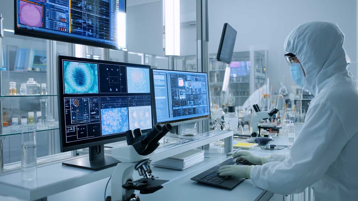 Як Сингапур створює «біобезпечну бальну залу» для боротьби зі смертельними хворобами людина у костюмі хімічного захисту у біолабораторії