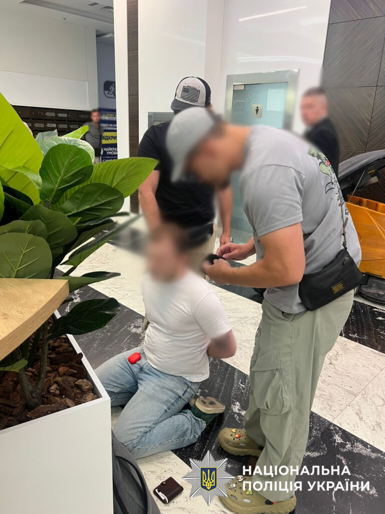 У Києві затримали юриста, який за 34 тисячі євро обіцяв переправити чоловіків за кордон