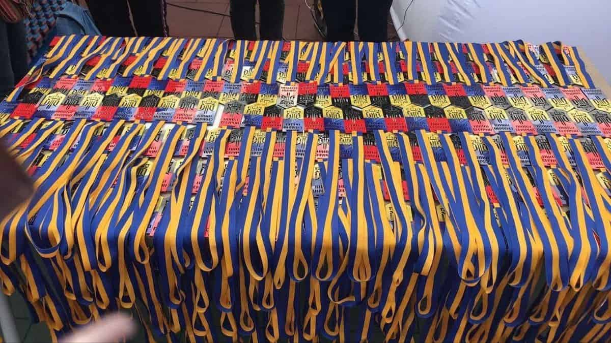 Стіл, вкритий численними медалями з жовто-блакитними стрічками