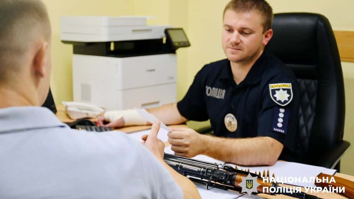 Обличчя співробітника поліції під час прийому від громадянина в офісі, офіційна ситуація в правоохоронних органах України.