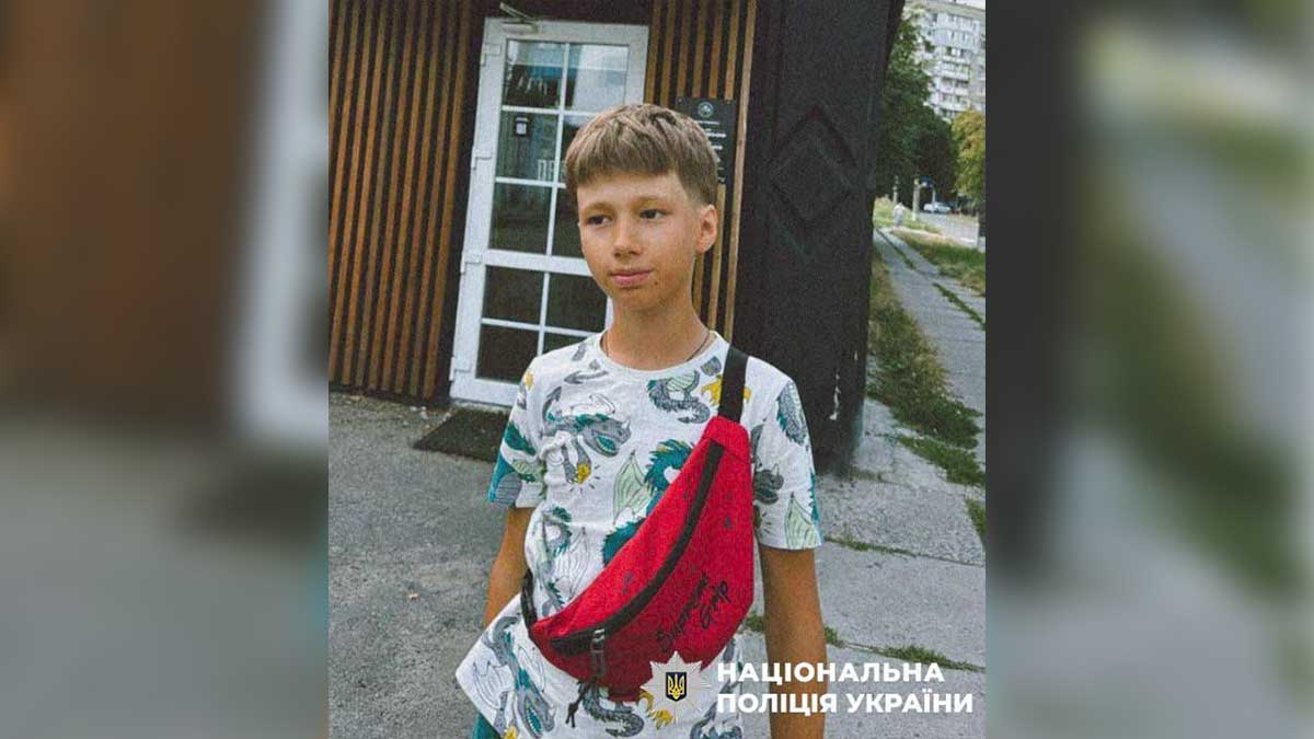 хопчик з червоною сумкою чеез плече