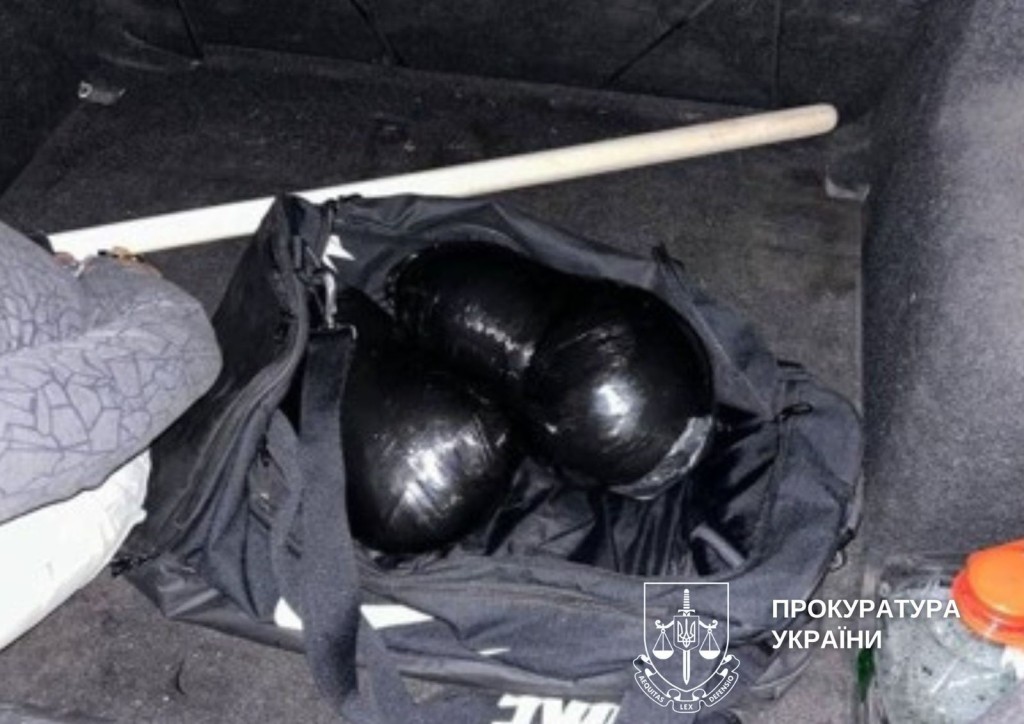 Сіра сумка з чорними пакетами невідомого походження