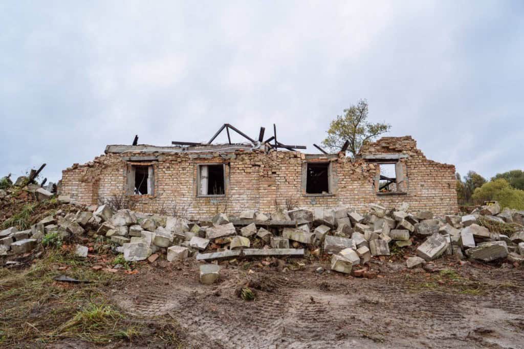 Японія допомагає Макарівщині утилізувати азбест Руїни приватного будинку, він без даху і вікон, жити там неможливо