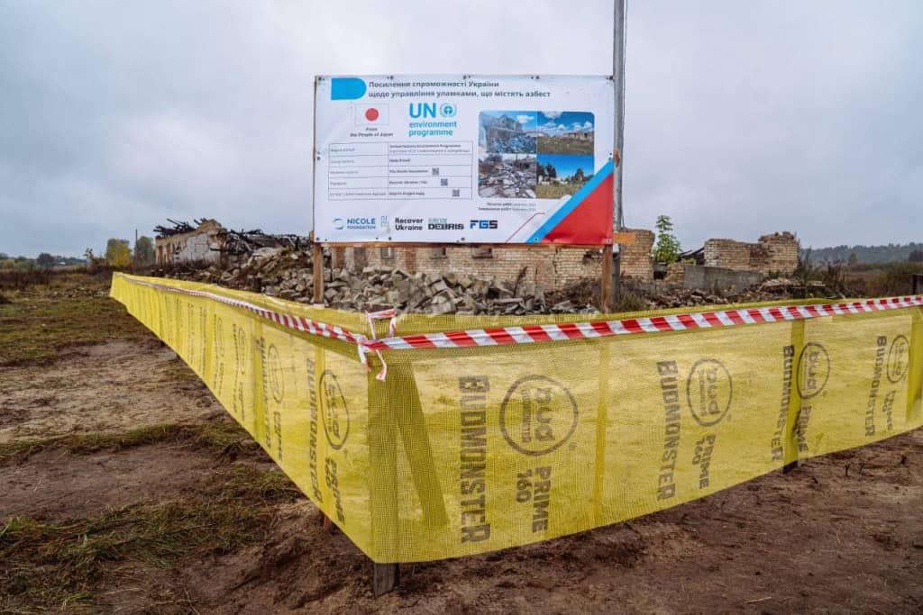Японія допомагає Макарівщині утилізувати азбест Огороджений жовтим парканом будинок, який був зруйнований під час обстрілів Київщини