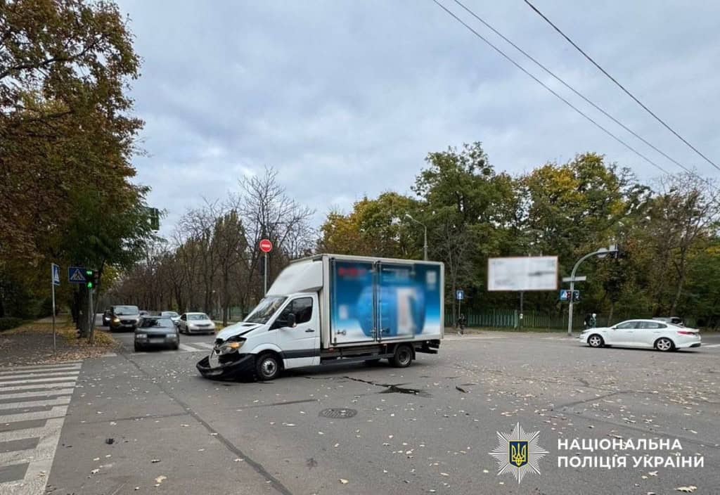 ДТП на Салютній у Києві: постраждали мати з немовлям Розбитий автомобіль на вулиці Києва стоїть посеред дороги
