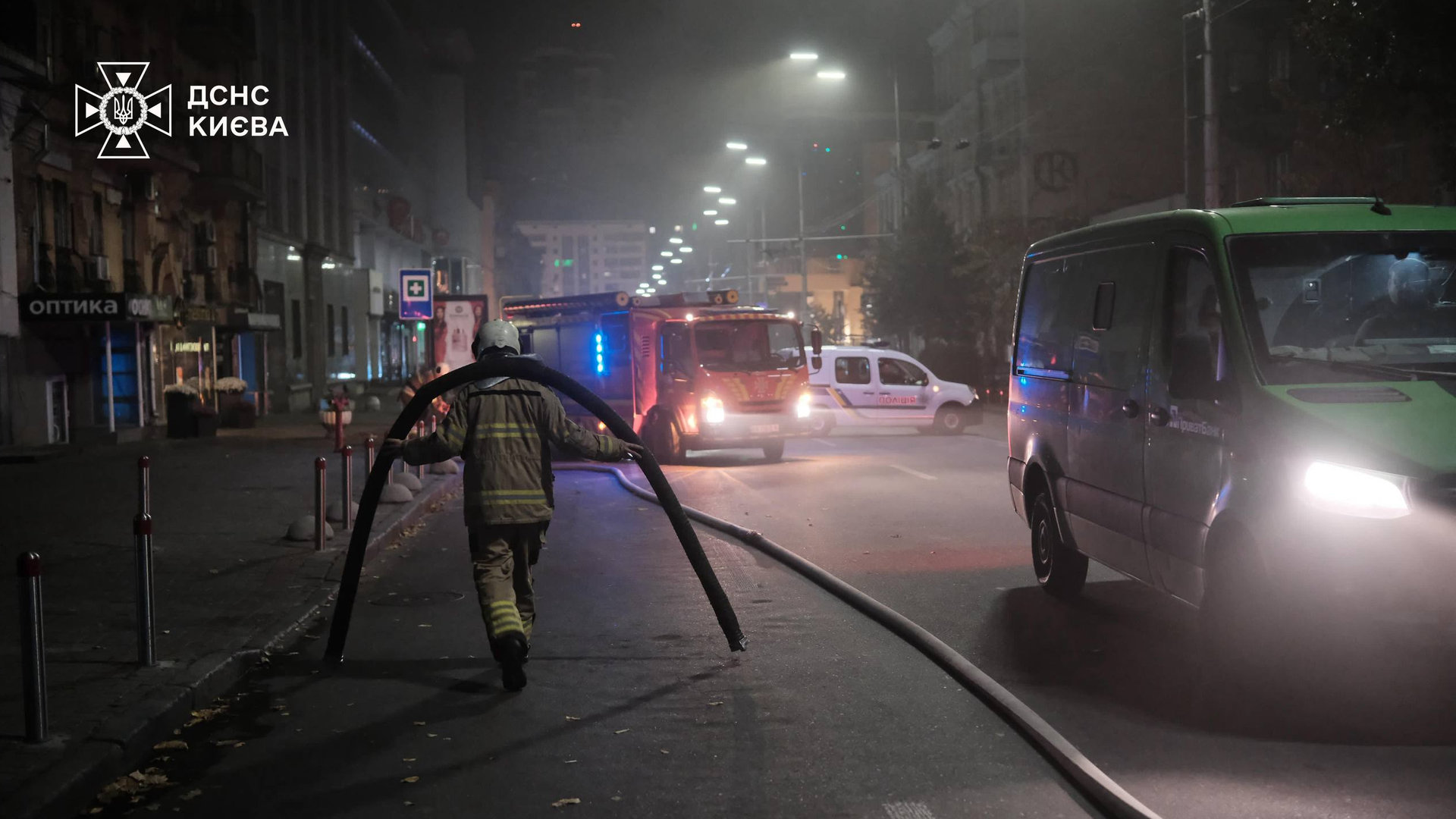 Перекрито дорогу в центру Києва, там працюють пожежні машини і інша техніка