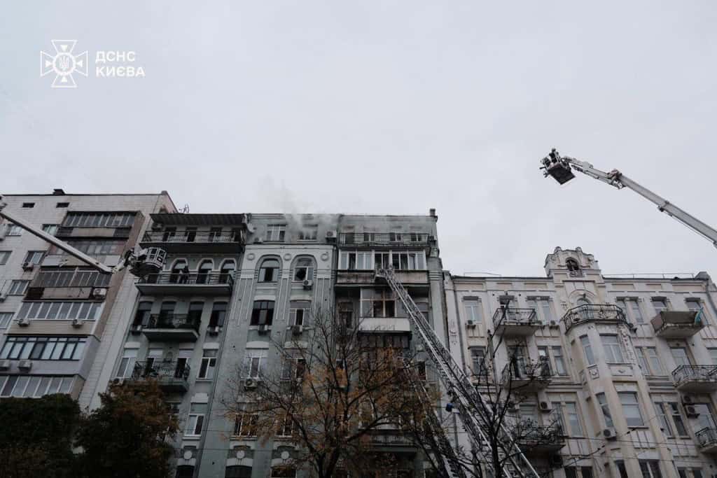 Пожежа в центрі Києва: залучили вже 100 рятувальників Семиповерховий будинок на Шота Руставелі і біля нього кран ДСНС, там гасять пожежу