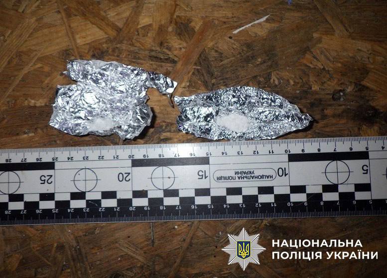 На Троєщині жінка відправляла метадон поштою у дитячих іграшках Два шматочки фольги, в середині яких насипана наркотична речовина, лежать на столі, біля них поліцейська лінійка