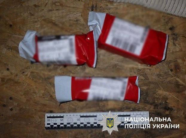 На Троєщині жінка відправляла метадон поштою у дитячих іграшках Згорнуті посилки для відправлення Новою поштою, три червоно-білі пакети лежать на столі