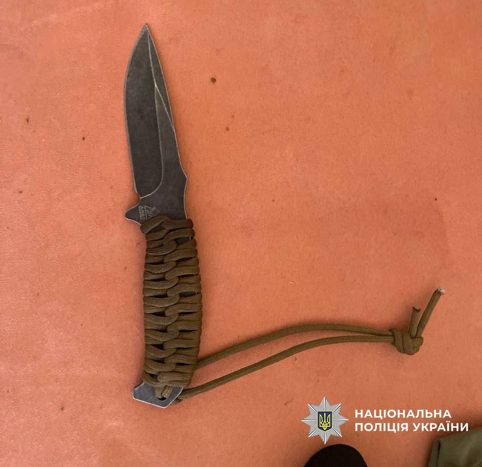 Подробиці різанини на Контрактовій площі: нападника судитимуть Ніж із коричневим держаком лежить на столі