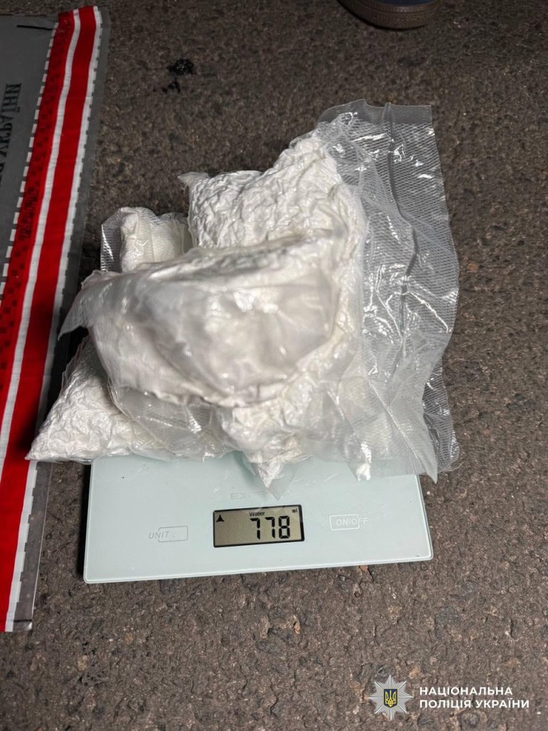 Ваги на яких лежать 778 грамів білої наркотичної речовини в прозорих пакетах