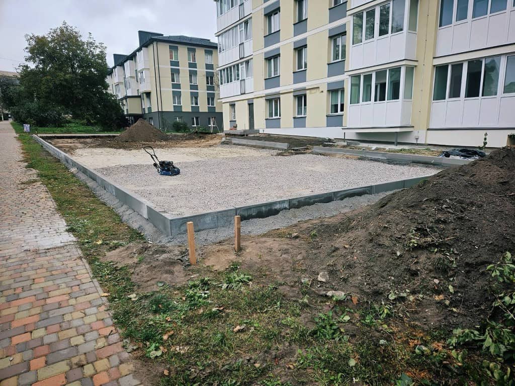 Багатоповерхівка в Бучі і біля неї проводяться оздоблювальні роботи