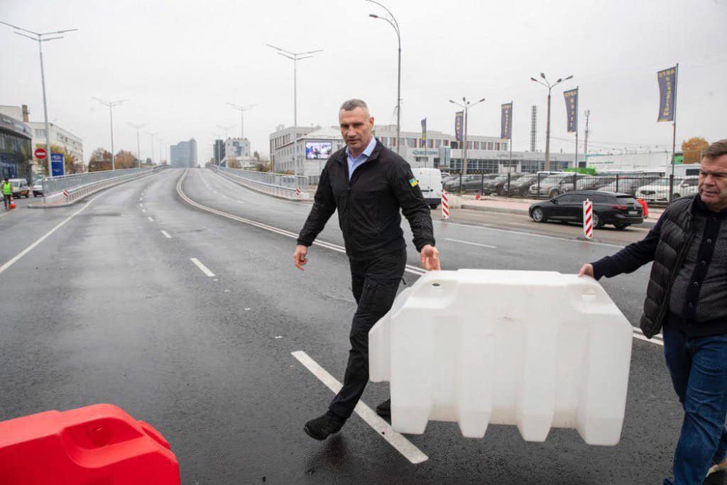 Віталій Кличко прибирає пластикові конструкції перекриття дороги і відкриває її для автомобілів