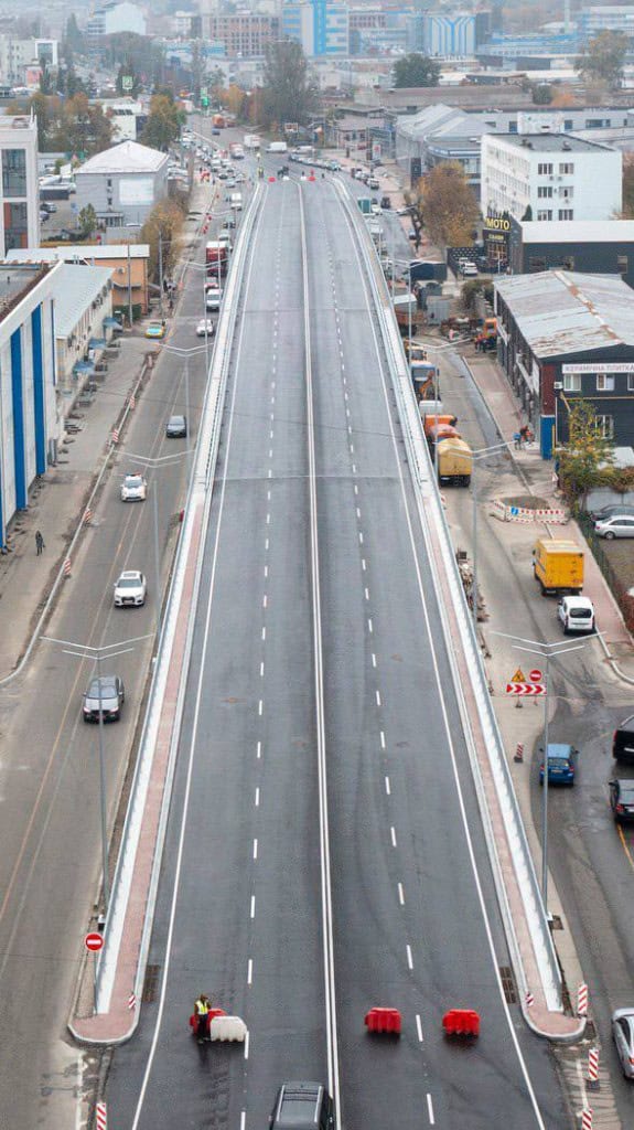 Шляхопровід на Новокостянівській, порожня сіра дорога без автомобілів