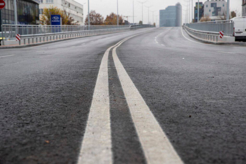 Новий асфальт і нова розмітка на дорозі в Подільському районі столиці