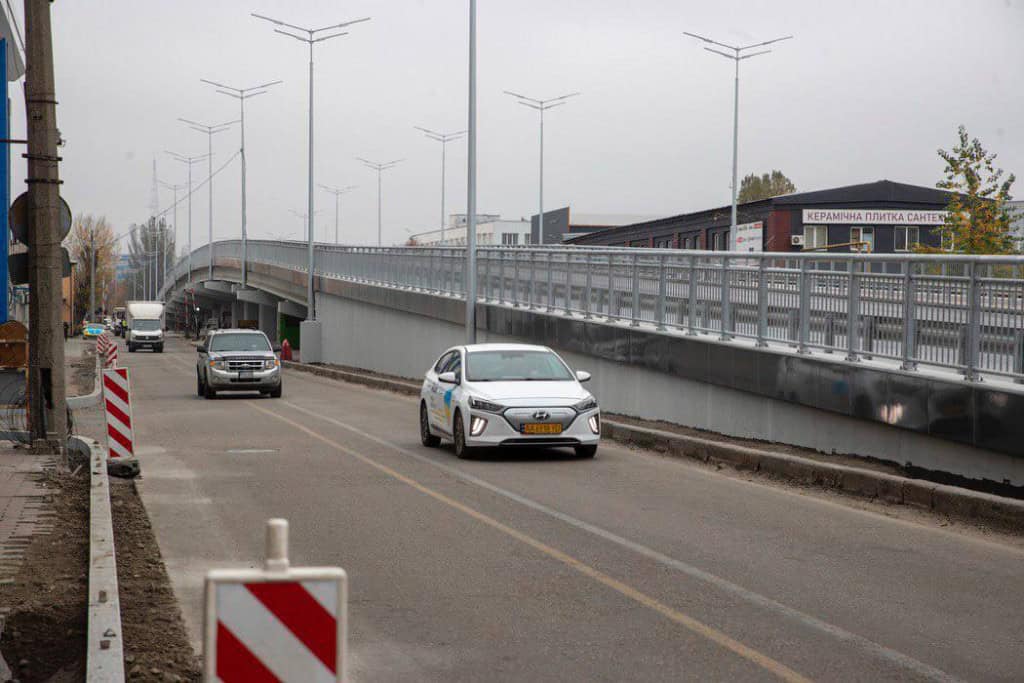 Дорога Києва, по якій їдуть автомобілі